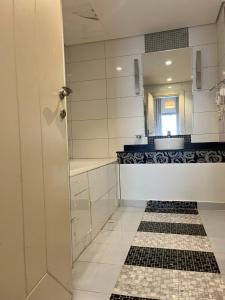 une salle de bain avec un lavabo et un miroir dans l'établissement شقةباأطلالة بحرية برج الجوهره داماك Damac AlJawharah Tower, à Quai 48 autres photos