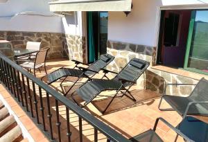 Balkón nebo terasa v ubytování Apartamentos Axarquia , Frigiliana, terraza privada con vistas a la montaña rio y al mar