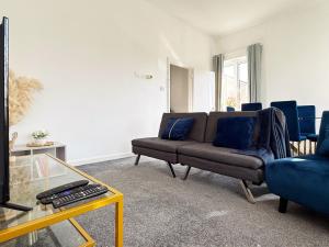 a living room with a couch and a table at Fiona Place in Winchester city center- 3 Double Beds, 2 Single Beds, 2 Sofa Beds - FREE parking available upon request in Winchester