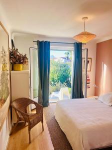 Ένα ή περισσότερα κρεβάτια σε δωμάτιο στο Belle maison grand jardin proche Côte des Basques