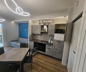 une cuisine et un salon avec une table et une salle à manger dans l'établissement Blu Sky Apartment, à Santa Maria delle Mole 16 autres photos
