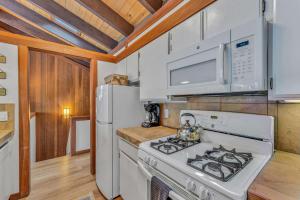 Η κουζίνα ή μικρή κουζίνα στο Chinquapin Condo Retreat - Walk to the Lake