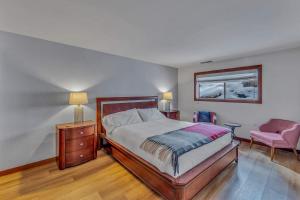 Ένα ή περισσότερα κρεβάτια σε δωμάτιο στο Chinquapin Condo Retreat - Walk to the Lake