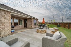 ブロークン・アローにある14 Mi to Tulsa Home with Patio in Broken Arrowのパティオ(椅子2脚、テーブル、グリル付)