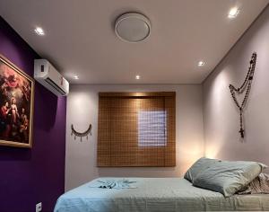 a bedroom with a bed and a window at Apto da Fé in Cachoeira Paulista