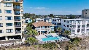 Bazén v ubytování Oceanfront, Centrally Located, Huge 5k sq ft Home w Huge Private Pool, Hot tub, & Gameroom nebo v jeho okolí