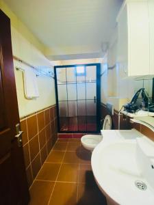 Ένα μπάνιο στο Lykia Way 2 bedroom apartment Oludeniz Pool