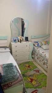 Ένα ή περισσότερα κρεβάτια σε δωμάτιο στο شاليه بقرية نيس4