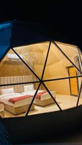 Voodi või voodid majutusasutuse Wadi Rum albasli camp toas