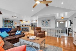 ein Wohnzimmer mit Sofa und Tisch in der Unterkunft Waterfront Sunrise Beach Rental with Private Dock in Sunrise Beach