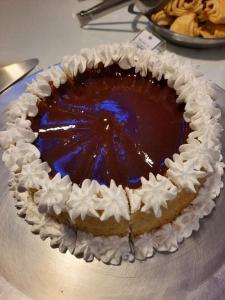 un pastel de chocolate sentado sobre una mesa en Hotel Recanto dos Pássaros, en São Sebastião 66 fotos más