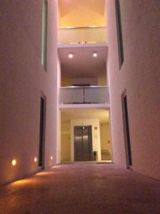 un corridoio vuoto di un edificio con balcone di Oceanview Pool Near Av 5th Beach 6 Guest Fast WiFi a Playa del Carmen Altre 65 foto