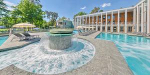 a swimming pool with a fountain in front of a building at Wohlfühl-Maisonette mit Blick auf die Therme in Bad Saarow