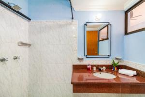 a bathroom with a sink and a shower at Acogedora casa en Cartagena Colombia cerca a zonas turísticas in Cartagena de Indias +47 photos