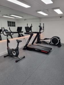 a gym with several exercise bikes in a room at Microcentro Monoambiente Vista in Buenos Aires