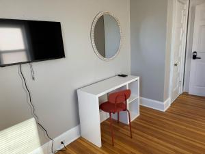 Private room in a shared apt Middletown near Wesley uni的电视和/或娱乐中心