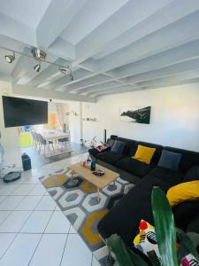 a living room with a couch and a table at Warm house close to all amenities in Labenne