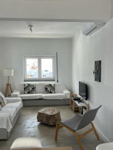 ein Wohnzimmer mit einer Couch und einem Couchtisch in der Unterkunft Sunshine Patio Getaway in Vila Nova de Milfontes