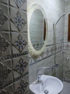 a bathroom with a sink and a mirror at شقق فندقية للعوائل بآرقي مناطق الهرم الرئيسي in Cairo +29 photos