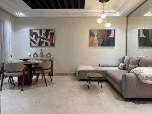 a living room with a couch and a table at Appartement le vizir center in Dar Caïd Layadi