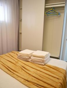 ein Stapel Handtücher auf einem Bett in der Unterkunft Vista Mar Torrevieja in Torrevieja