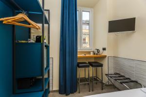 a room with a bar and a blue curtain at Seven in Rome