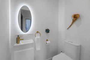 Koupelna v ubytování Luxury Papamoa Beach House with Pool and Spa Pet Friendly