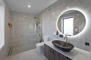 Koupelna v ubytování Luxury Papamoa Beach House with Pool and Spa Pet Friendly