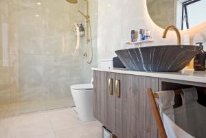 Koupelna v ubytování Luxury Papamoa Beach House with Pool and Spa Pet Friendly