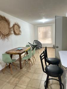 a dining room with a table and chairs at Casa en Acapulco los tulipanes in Acapulco