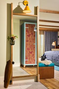 Giường trong phòng chung tại Treehouse Hotel Silicon Valley