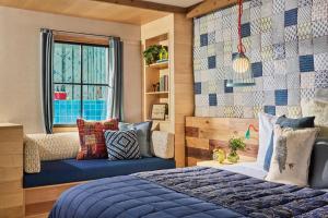 Giường trong phòng chung tại Treehouse Hotel Silicon Valley