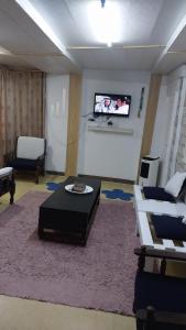 TV a/nebo společenská místnost v ubytování Mount lareen cottage كوخ جبل لارين
