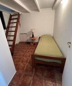 Cette petite chambre comprend un lit et un escalier. dans l'établissement Jardin Prana, à Belén de Escobar