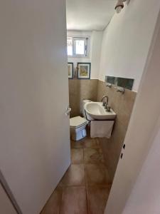 une salle de bains avec toilettes et lavabo dans l'établissement Jardin Prana, à Belén de Escobar