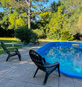 deux chaises de jardin installées près d'une piscine dans l'établissement Jardin Prana, à Belén de Escobar 2 autres photos