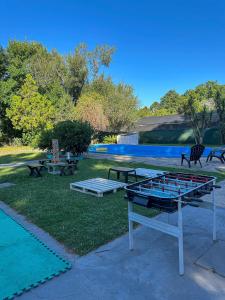 - une aire de pique-nique avec une table de ping-pong et des bancs dans l'établissement Jardin Prana, à Belén de Escobar