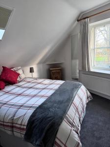 エルギンにある19th century 5-bedroom villa with free private parkingのベッドルーム1室(ベッド1台、プライド毛布付)