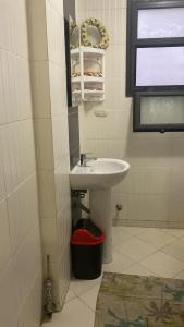 a bathroom with a sink and a window at شالية 3 غرف - بقرية نيس 4 - الساحل الشمالي in Dawwār Abū Duray‘ah ‘Abd al Karīm