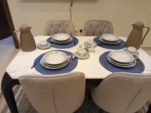 Fotografie z fotogalerie ubytování Alrawdah Luxury 3 Bedroom Apartment 5 Mins Drive to Haram الروضة للشقق الفاخرة v destinaci Medína