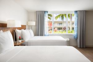 Dos camas en una habitación de hotel con ventana. en Fairfield by Marriott Inn & Suites Key West at The Keys Collection, en Key West