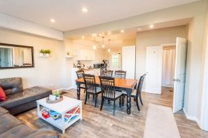 Dapur atau dapur kecil di 7 Min drive to Broadway- Walkable Neighborhood