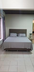 Postel nebo postele na pokoji v ubytování Quarto privado em casa com piscina compartilhada e a 6 minutos do centro da cidade + 21 fotografií