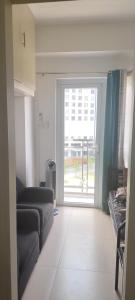 Sangley Point Naval StationにあるLa Casa Celiacayのソファと大きな窓のあるリビングルーム