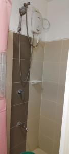 Sangley Point Naval StationにあるLa Casa Celiacayの浴室のシャワーヘッド付きシャワー