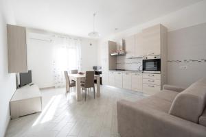 AlbanellaにあるVilla Hera Relaxのソファとテーブルのあるリビングルーム