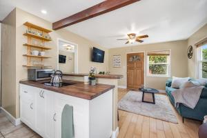 Køkken eller tekøkken på 1BD Heart of PB Pet Friendly Private Sanctuary + 7 billeder