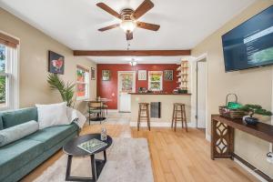 Et tv og/eller underholdning på 1BD Heart of PB Pet Friendly Private Sanctuary