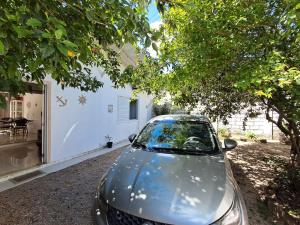 a car parked in front of a house at Casa Governador Celso Ramos, praia Caieira do Norte in Governador Celso Ramos