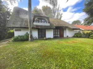 ein kleines weißes Haus mit einem Strohdach in der Unterkunft Casa a 2 cuadras mar Hasta 14 personas in Punta del Este